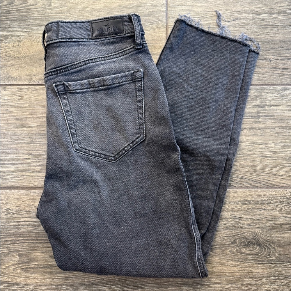 Hollister Ultra High Rise Mom Jean Size 3 / 26W